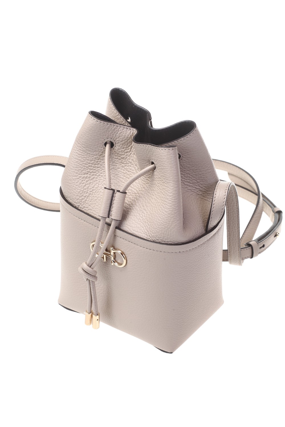 shop SALVATORE FERRAGAMO  Borsa: Salvatore Ferragamo Minibag Gancini.
Ornamento Gancini dorato sul davanti.
Comparti interno unico.
Tracolla regolabile per indossarla a spalla o cross body.
Dimensioni: Altezza 20 cm, Lunghezza 14 cm, Profondità 10 cm.
Composizione: 100% pelle di vitello.
Fabbricato in Italia.. 212970 G SOFT-002758899 number 329542